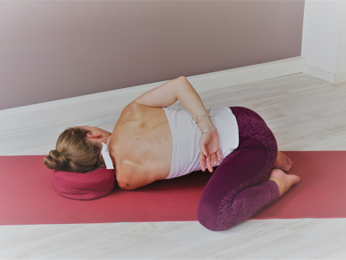 gedrehter Frosch Rückseite Yin Yoga gedrehter Frosch Rückseite Yin Yoga.jpg
